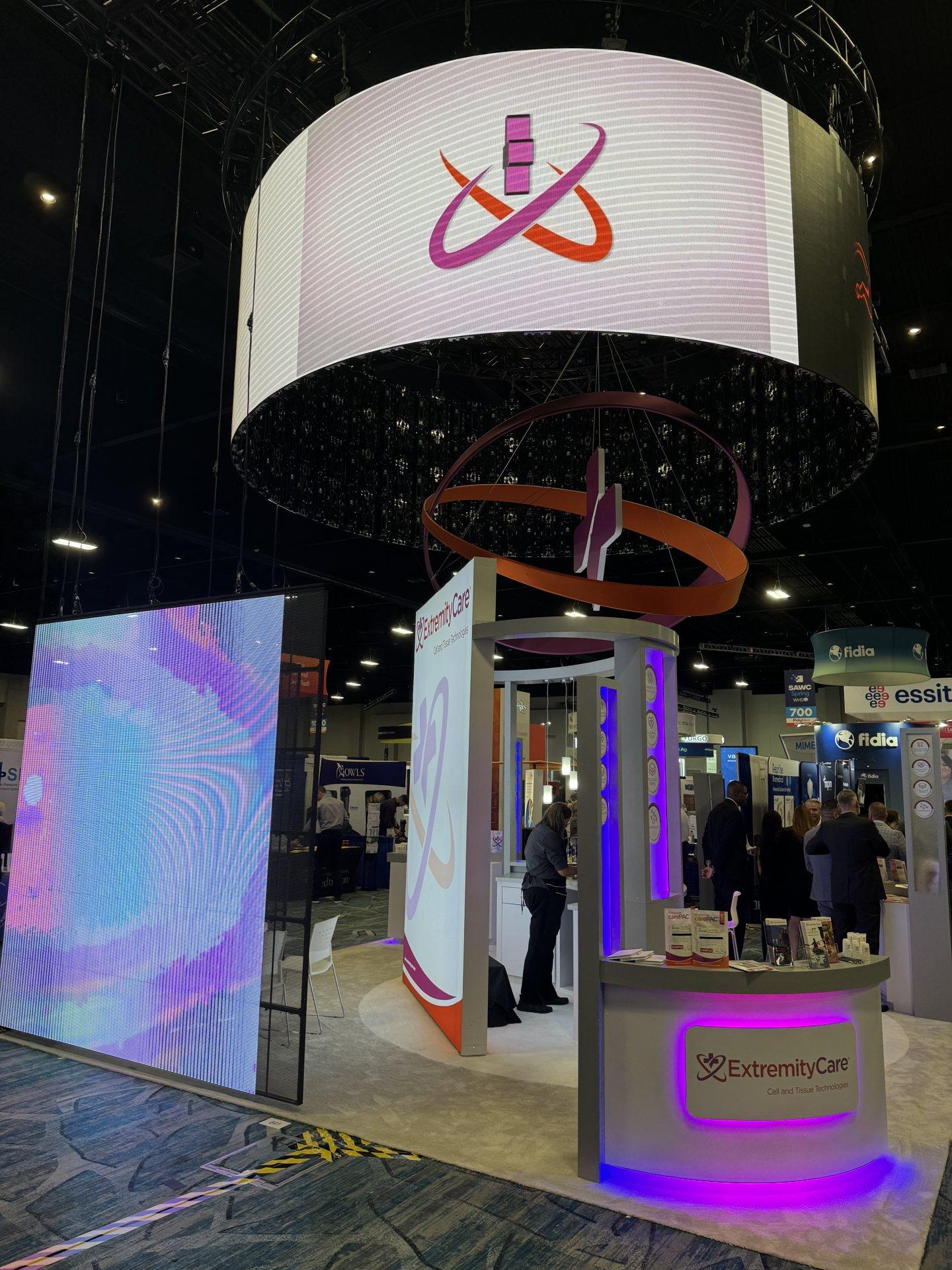 A Lamar Exhibits island booth on the show floor