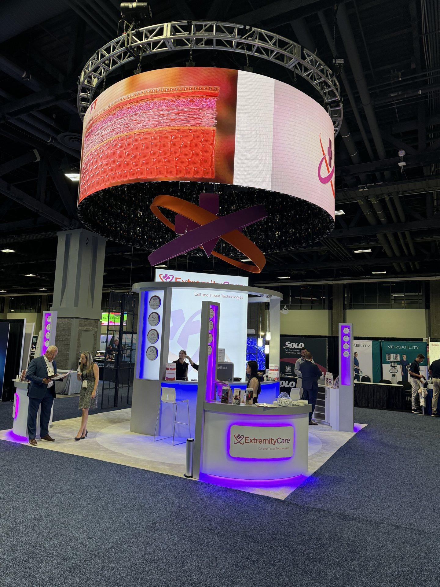 A Lamar Exhibits island booth on the show floor